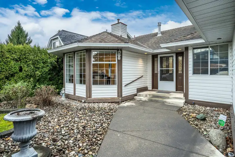 9148 160A STREET - photo 4 of 39