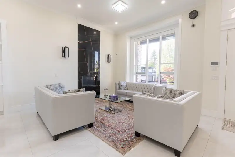 15640 93A AVENUE - photo 4 of 31