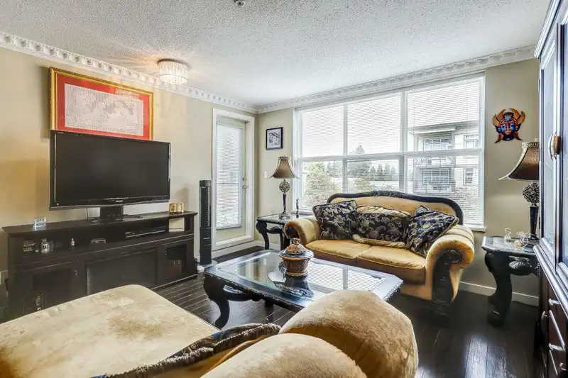324 10707 139 STREET - photo 2 of 26