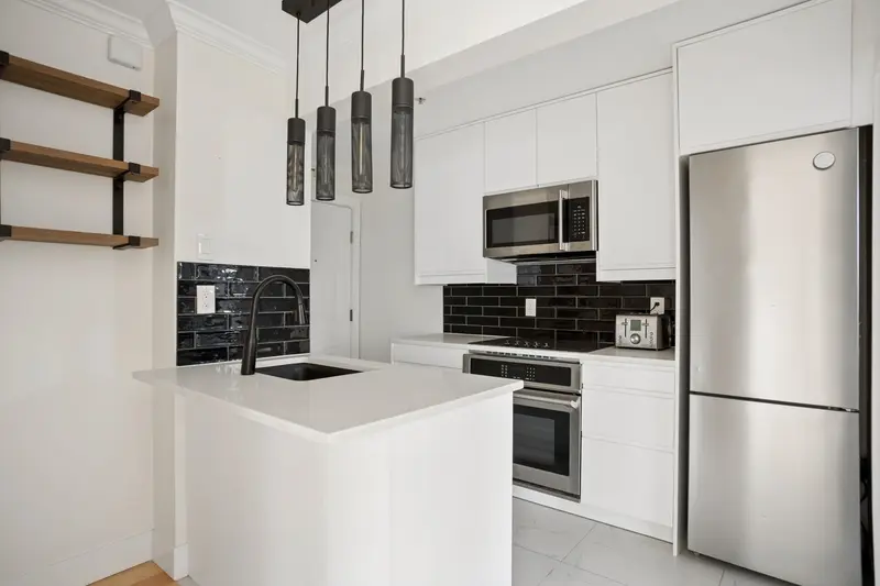 213 1940 BARCLAY STREET - photo 2 of 18