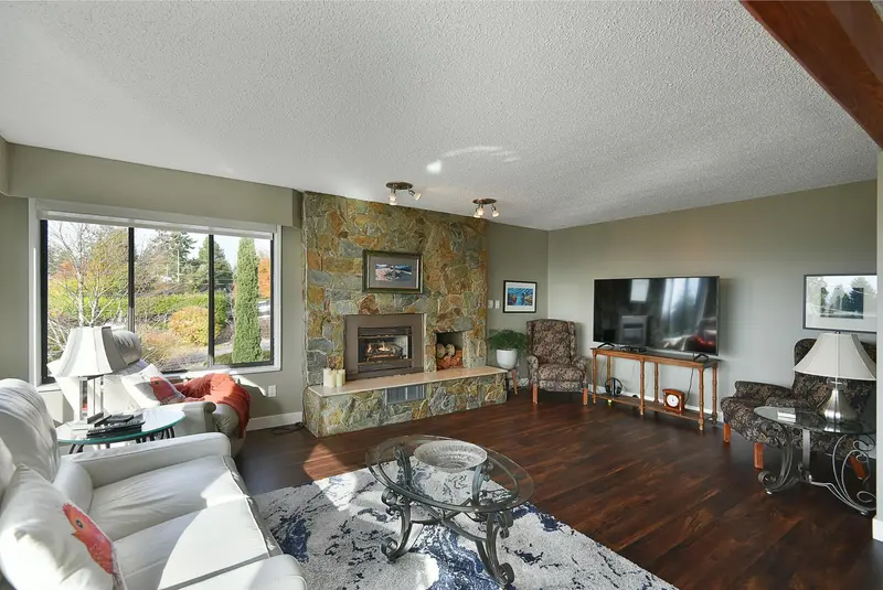 4926 LAUREL AVENUE - photo 2 of 25