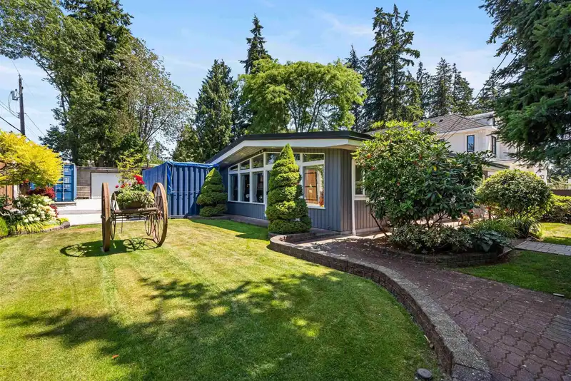 13270 58 AVENUE - photo 2 of 11