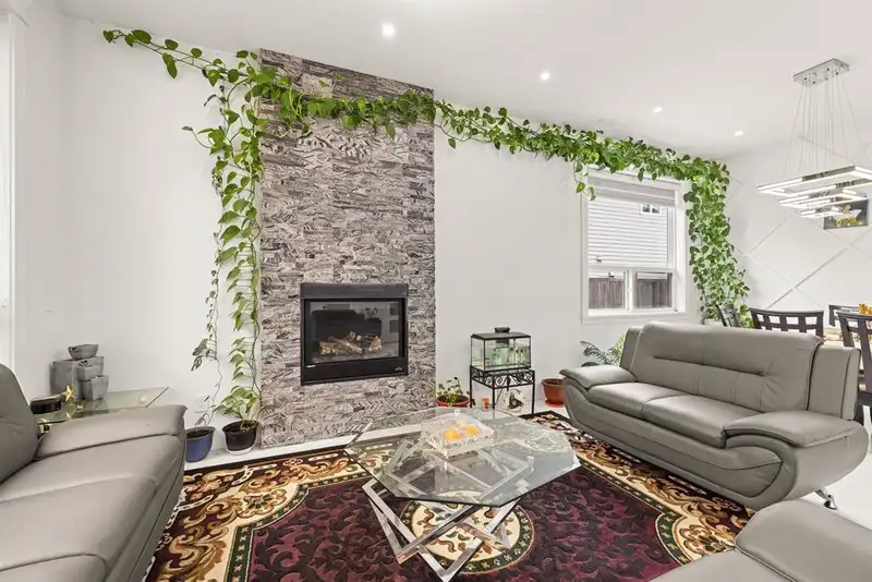 13306 90 AVENUE - photo 4 of 25