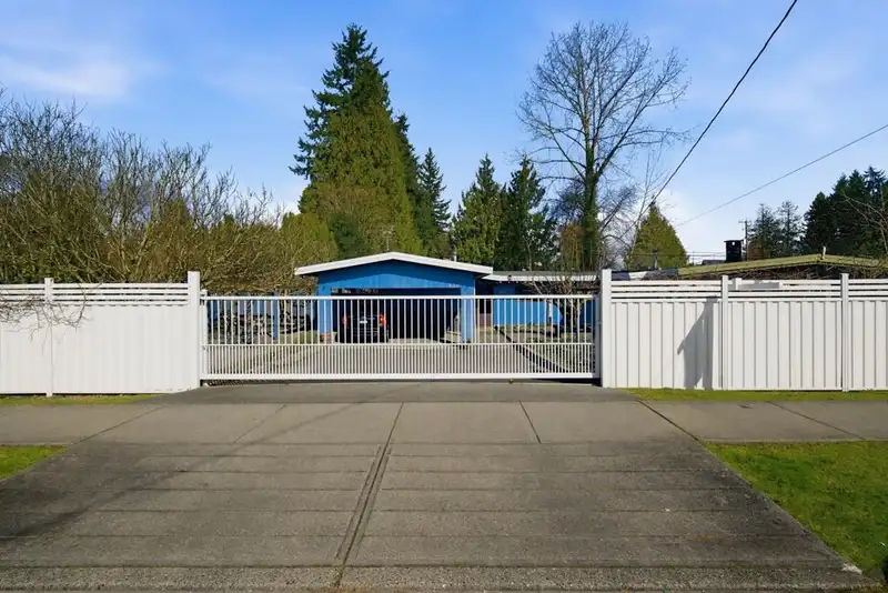 12337 98 AVENUE - photo 2 of 26