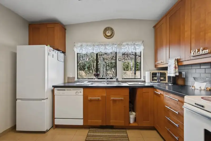 12337 98 AVENUE - photo 4 of 26