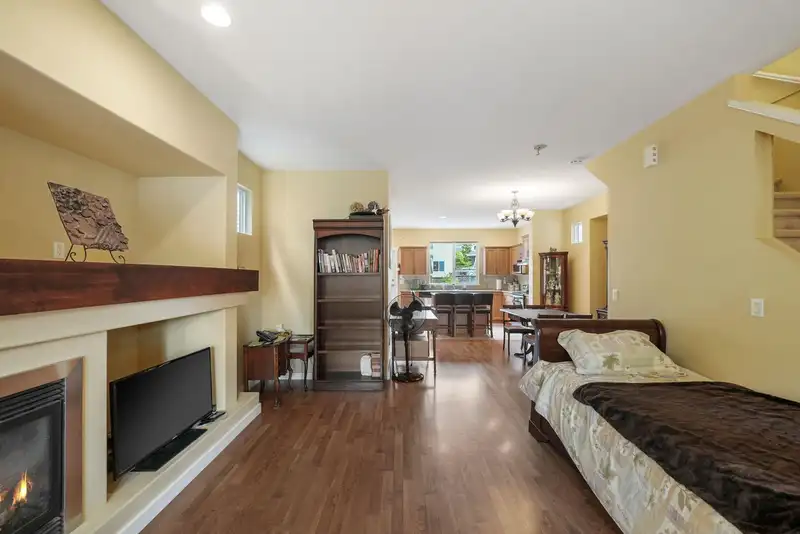 15130 62 AVENUE - photo 4 of 30