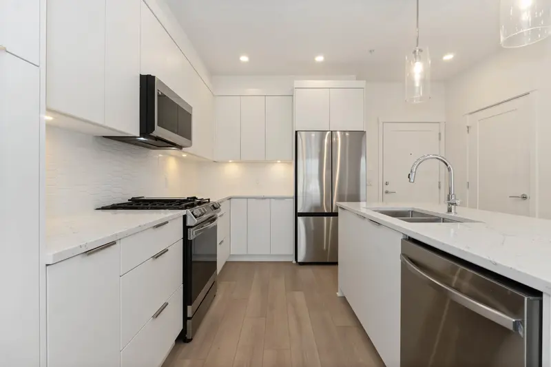 415 22633 SELKIRK AVENUE - photo 4 of 25