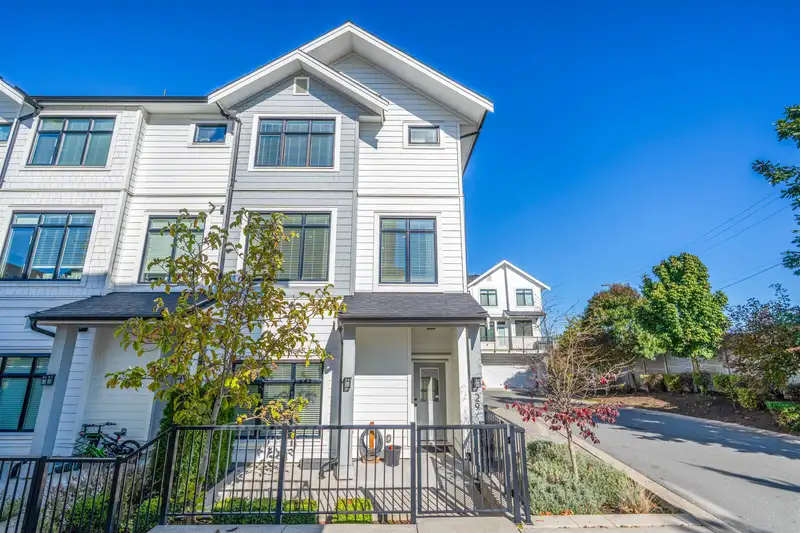 29 17557 100 AVENUE - photo 3 of 25