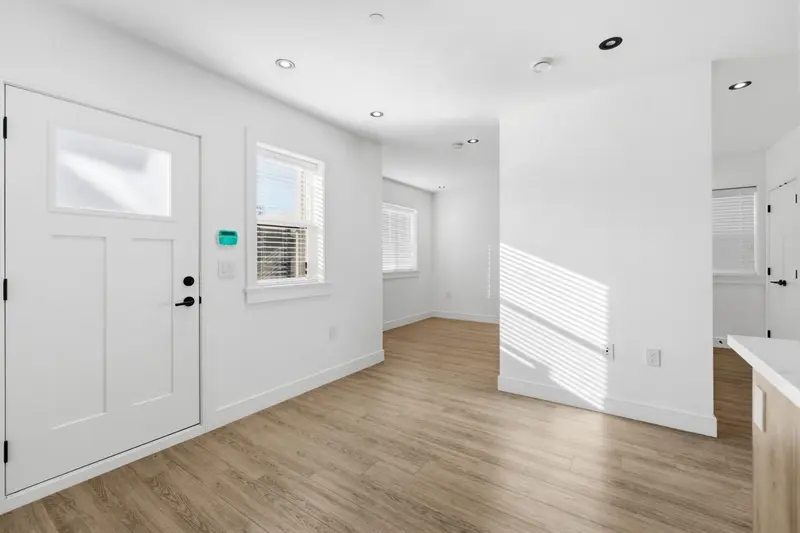 1155 RENFREW STREET - photo 4 of 25