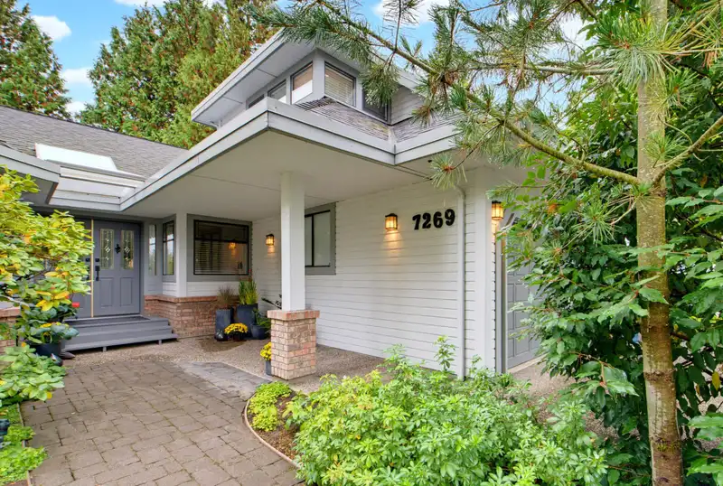 7269 150A STREET - photo 2 of 25