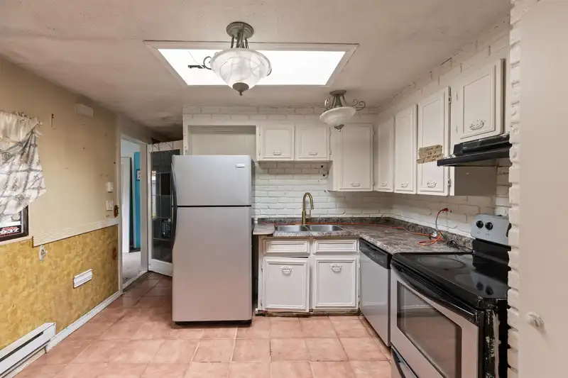 6 6571 KING GEORGE BOULEVARD - photo 4 of 16