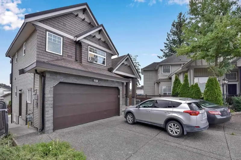 6842 131 STREET - photo 3 of 37