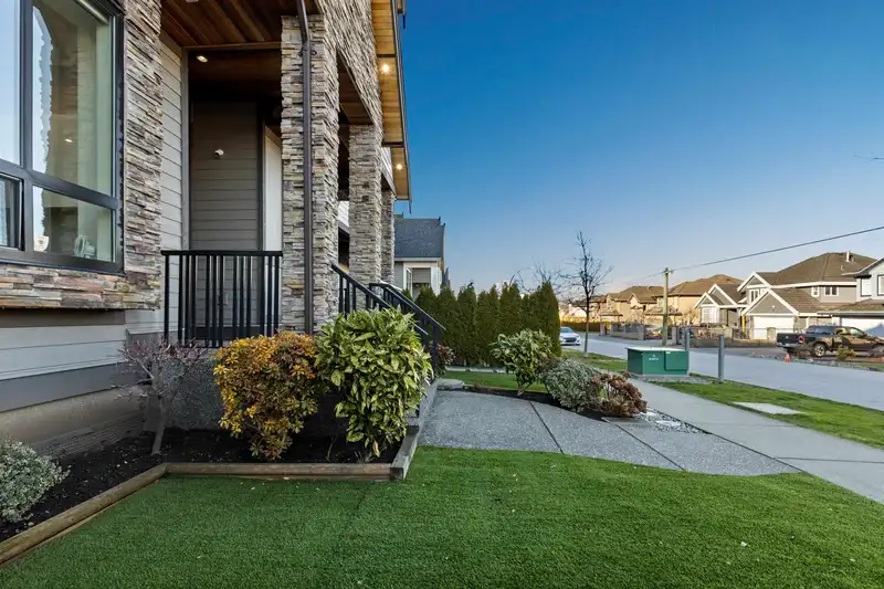 6631 121A STREET - photo 4 of 32