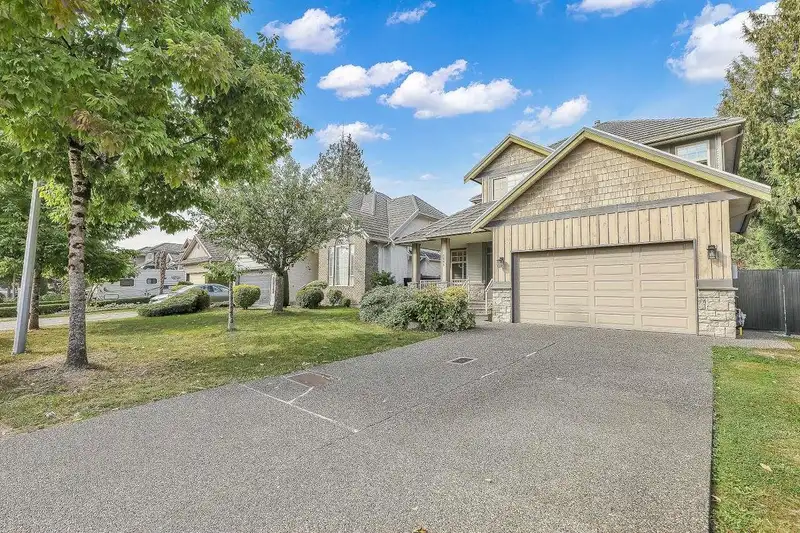 15885 110 AVENUE - photo 2 of 35