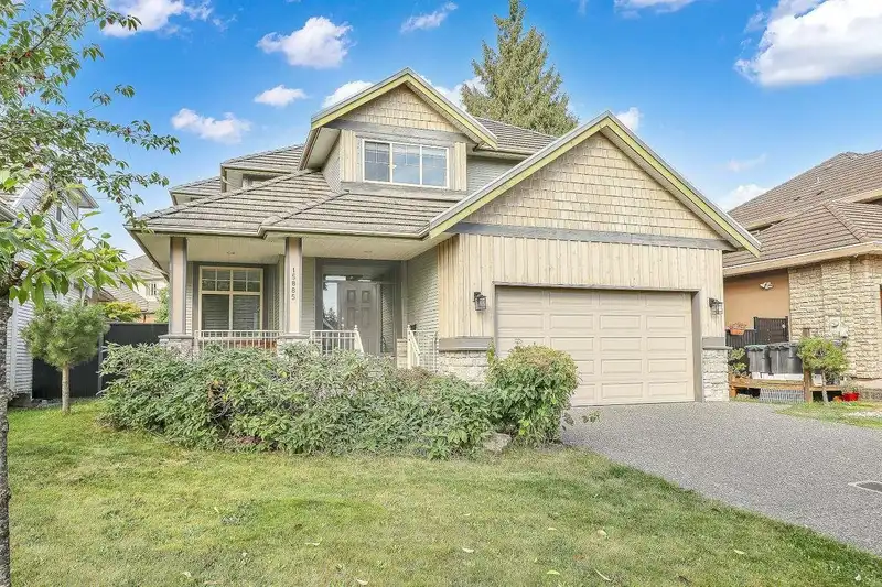 15885 110 AVENUE - photo 3 of 35