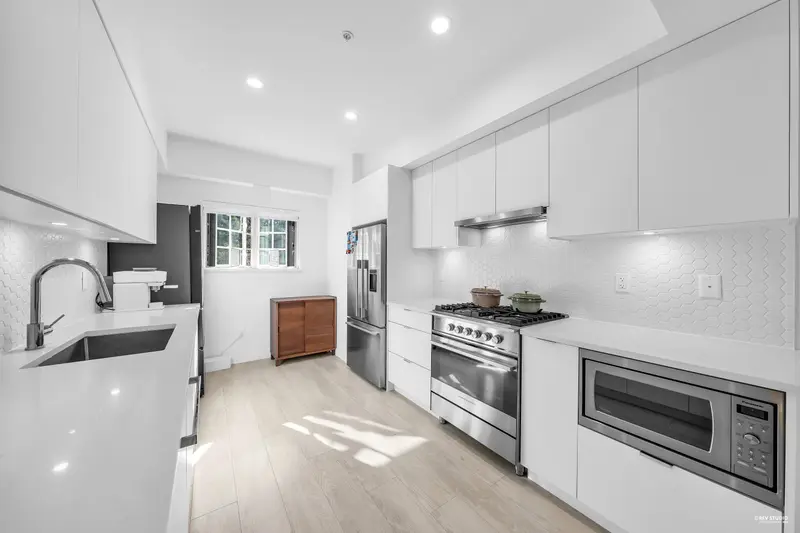 204 678 FAIRVIEW STREET - photo 2 of 18