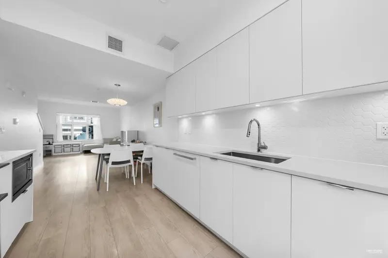 204 678 FAIRVIEW STREET - photo 4 of 18