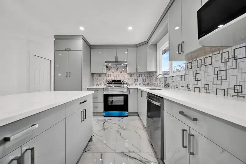 7552 142 STREET - photo 1 of 28