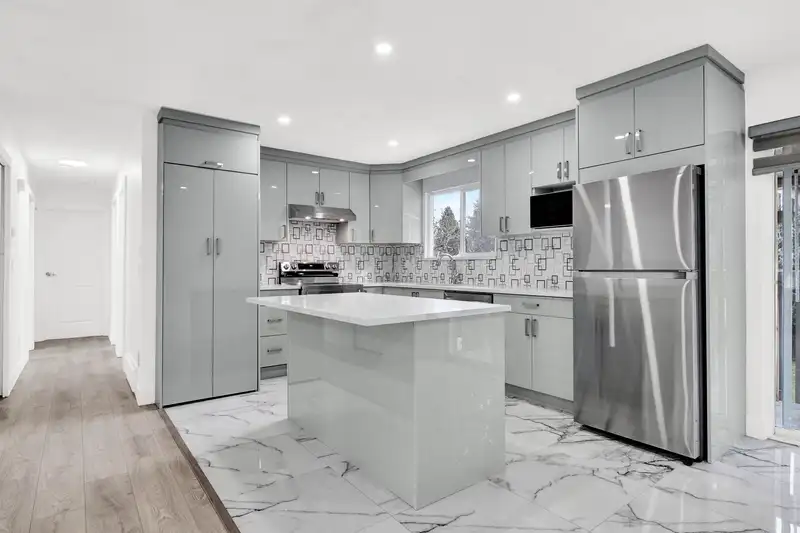 7552 142 STREET - photo 3 of 28