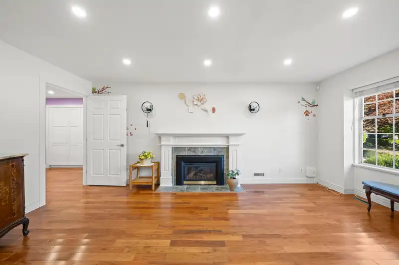 9435 156A STREET - photo 3 of 25