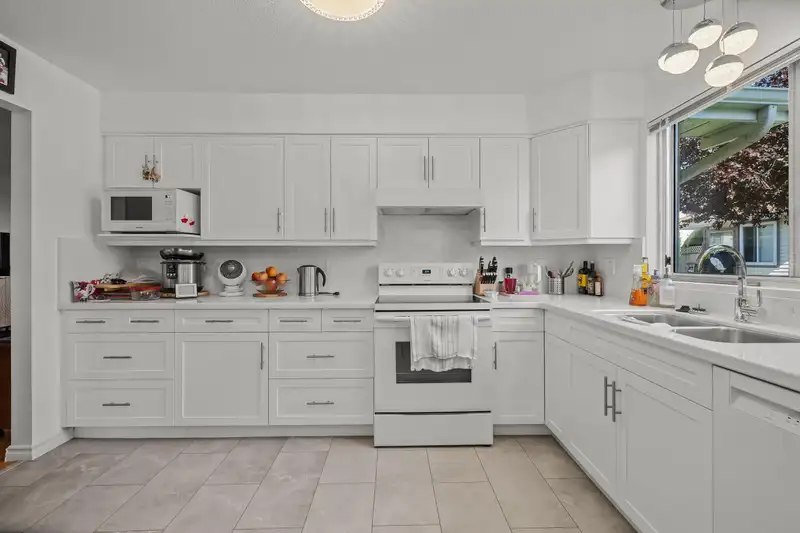 39 9271 122ND STREET - photo 3 of 12