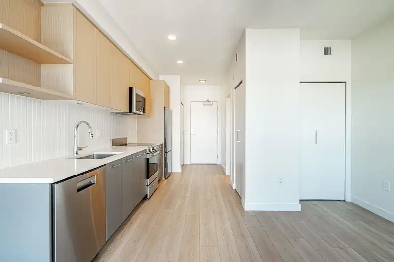 611 10777 138 STREET - photo 4 of 17