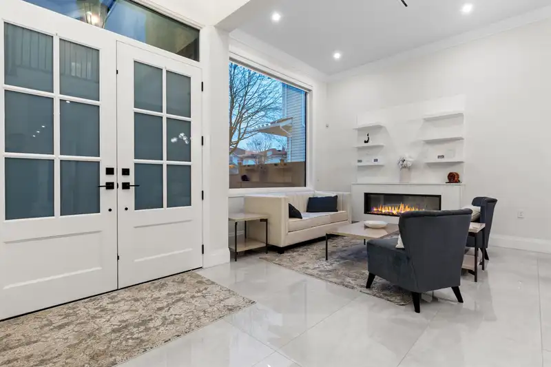15901 88A AVENUE - photo 4 of 39