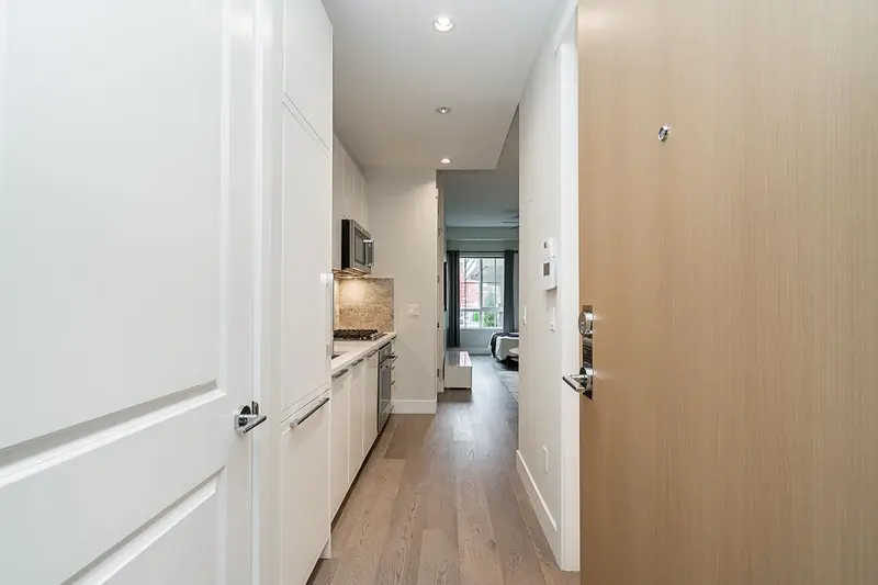 129 5535 ADMIRAL WAY - photo 2 of 25