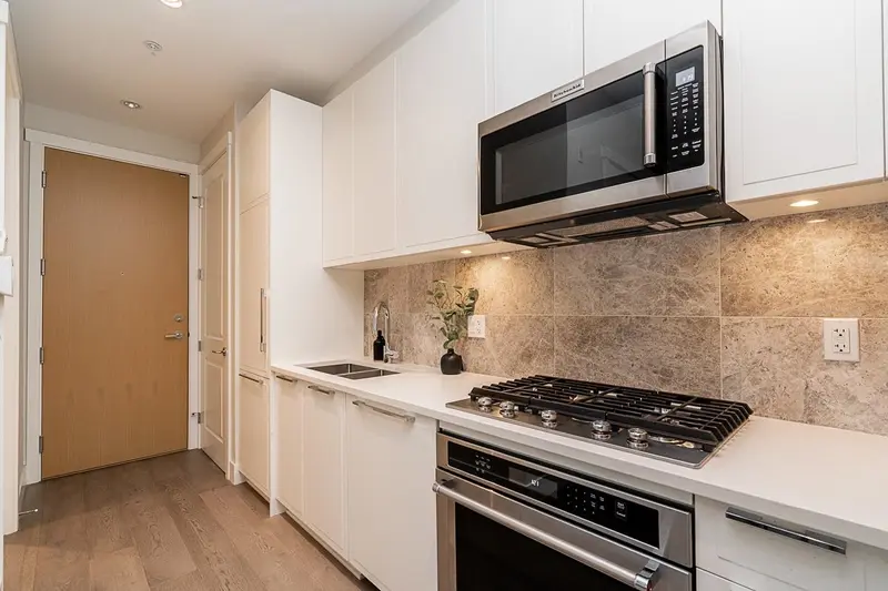 129 5535 ADMIRAL WAY - photo 4 of 25