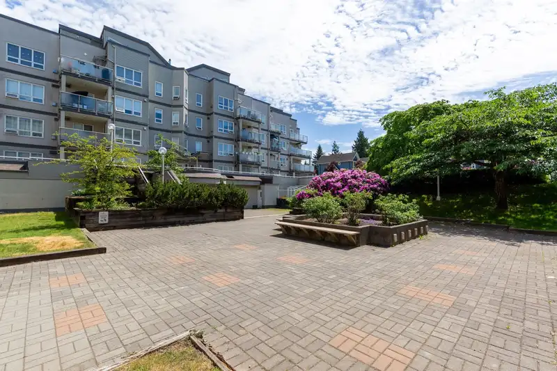 412 14399 103 AVENUE - photo 3 of 40