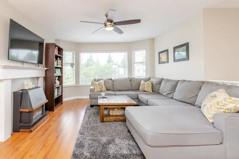 6324 172A STREET - photo 3 of 40