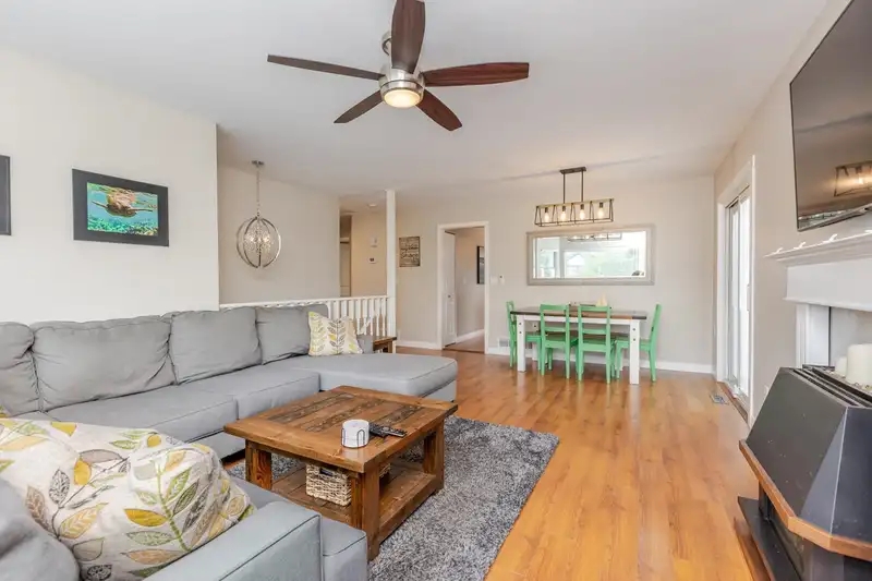 6324 172A STREET - photo 4 of 40