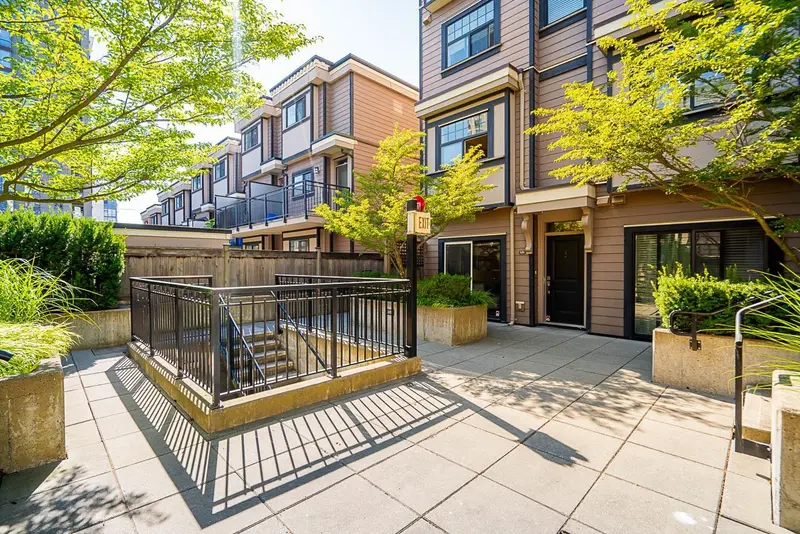 109 828 ROYAL AVENUE - photo 2 of 25