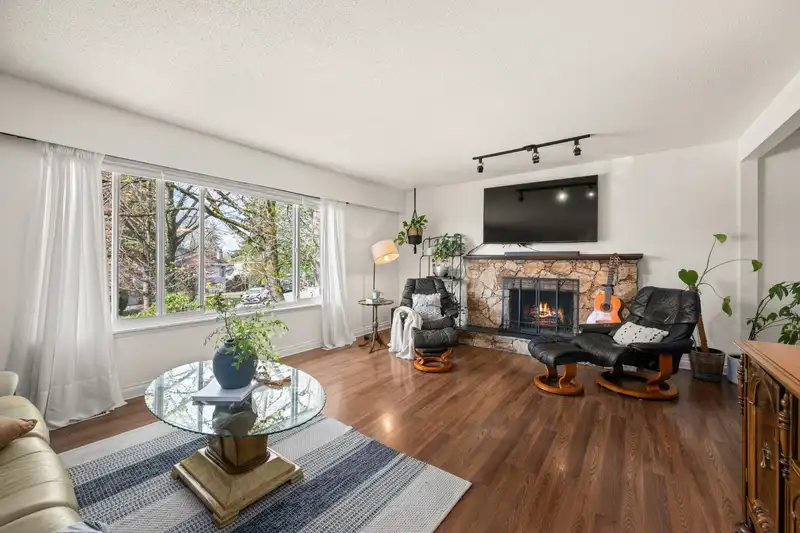 5866 179A STREET - photo 4 of 25
