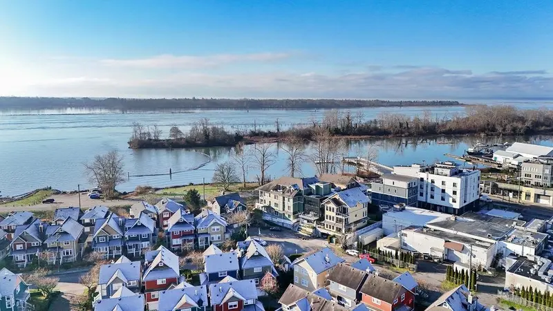 202 13251 PRINCESS STREET - photo 2 of 25