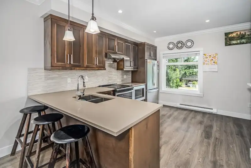 3 13328 96 AVENUE - photo 3 of 19