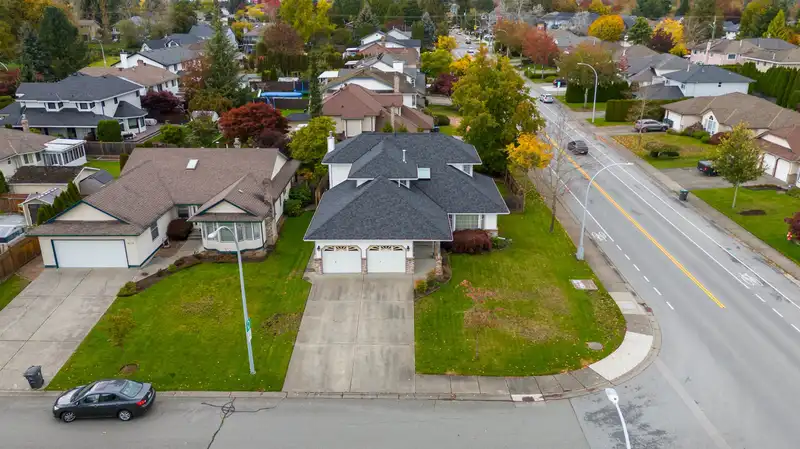 18789 59 AVENUE - photo 3 of 40