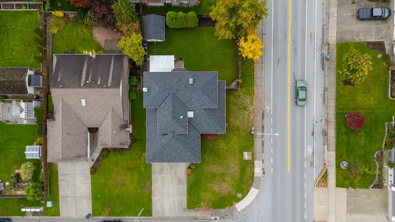 18789 59 AVENUE - photo 4 of 40