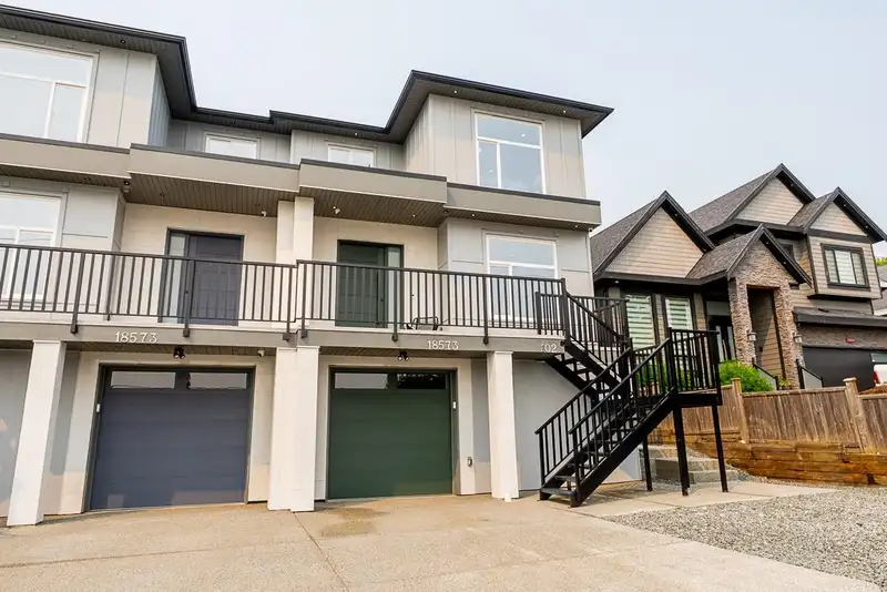 102 18573 56 AVENUE - photo 2 of 40