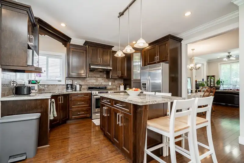 19338 72A AVENUE - photo 4 of 39