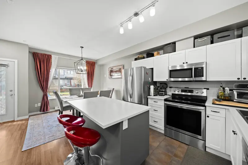 38 18701 66 AVENUE - photo 1 of 25