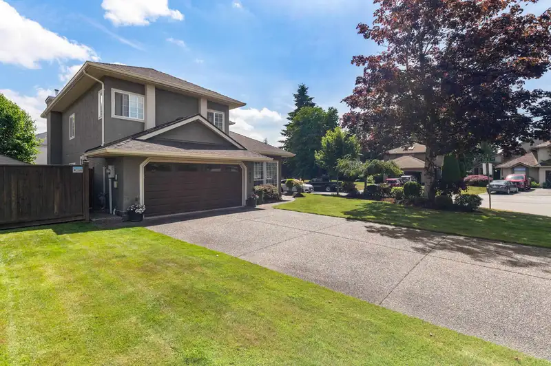 7852 165 STREET - photo 3 of 40