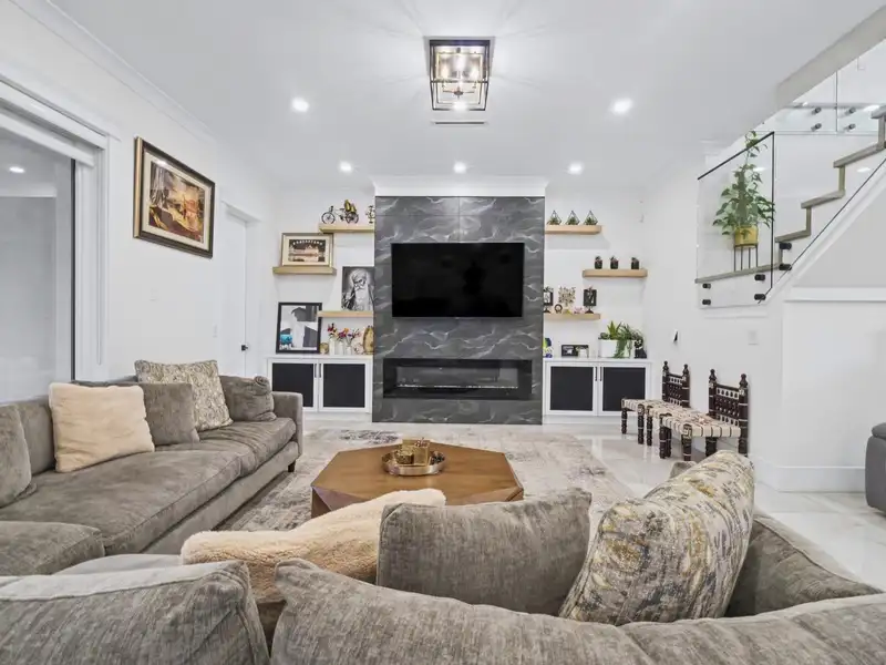 17925 56A AVENUE - photo 4 of 25