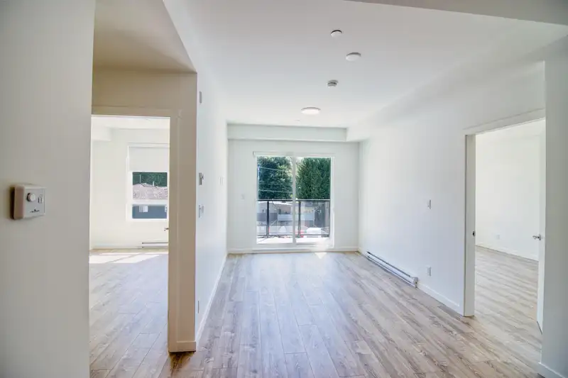417 13969 96 AVENUE - photo 1 of 11
