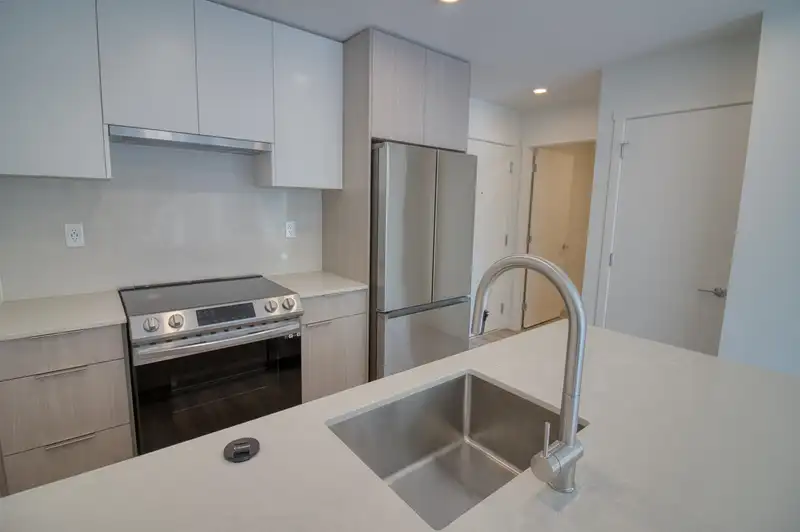 417 13969 96 AVENUE - photo 2 of 11