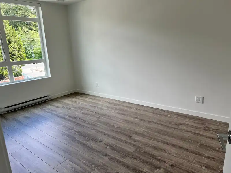 417 13969 96 AVENUE - photo 3 of 11