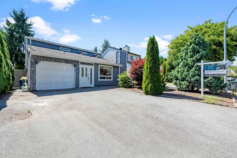 6047 BROOKS CRESCENT - photo 1 of 23