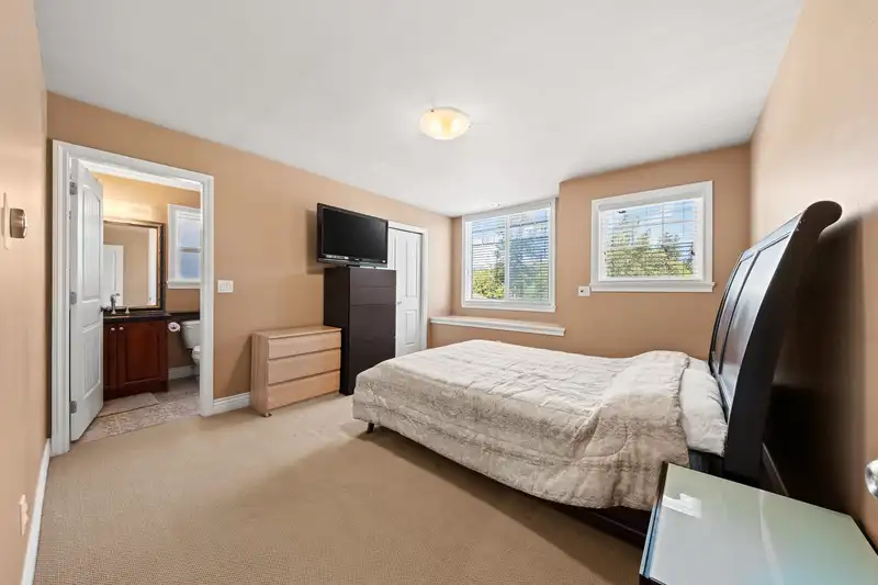 14498 78 AVENUE - photo 2 of 40