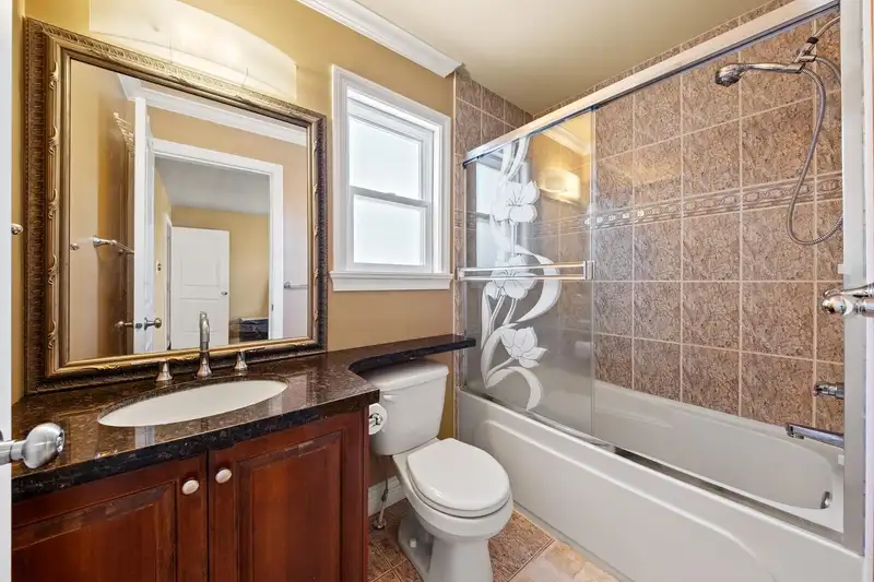 14498 78 AVENUE - photo 4 of 40