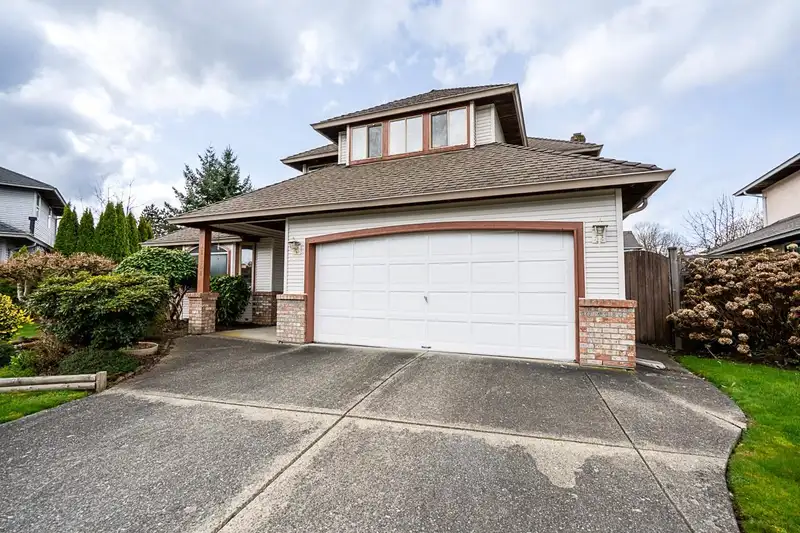 16156 94A AVENUE - photo 3 of 38